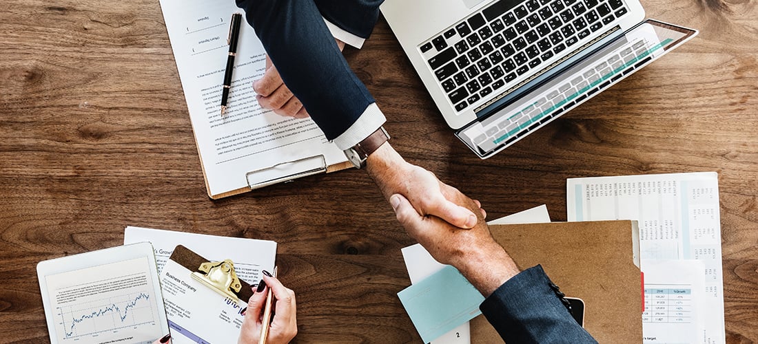 두 사람이 문서를 뒤로 흔들고 있습니다