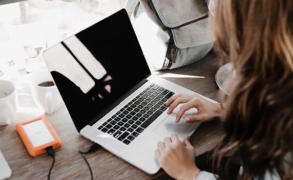 노트북에서 일하는 학생