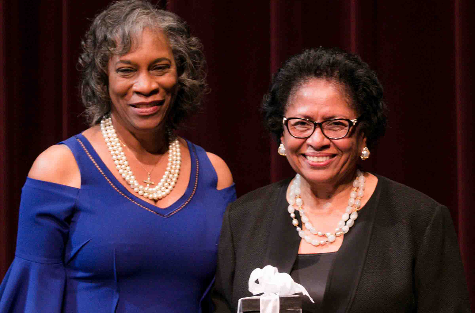 dr. Ruth Simmons와 Dr. Lo토토사이트 모음on.jpg