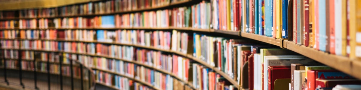 books 헤더 이미지 - 도서관 가득한 책