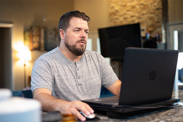 Johnathan은 그의 집에있는 노트북에 있습니다 .jpg