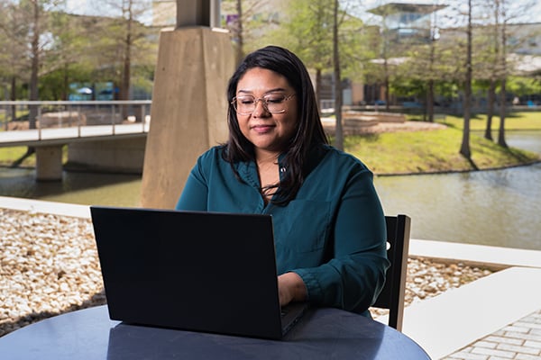 MIA_SARAH 외부의 노트북 이미지 .jpg