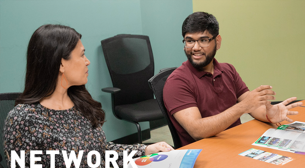 테이블에 앉아있는 직장 학생에 대한 두 개의 알라모