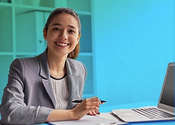 랩톱으로 웃는 학생