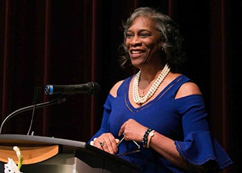 DR. Adena Williams Lo토토 사이트 바카라on